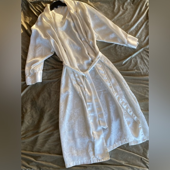Victoria's Secret Other - Victoria’s Secret Gold Label Cream Satin Robe M L NWT